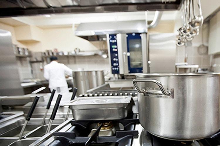 Tunnel dishwasher-in-restaurant